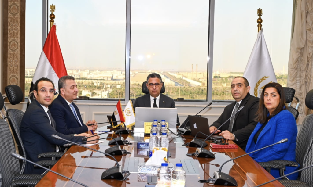 د. شريف فاروق وزير التموين خلال اجتماع مع الدكتور حمدي الحمامي رئيس مصلحة دمغ المصوغات والموازين