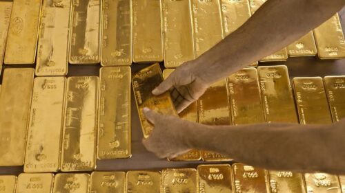 مرصد الذهب- تراجع السعر العالمي وفجوة سعرية في السعر المحلي ١١١ جنيها