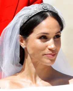 ميغان ماركل ترتدي تاج الجير أثناء زفافها من الأمير هاري