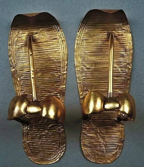 أحد أحذية الملك توت عنخ آمون المكتشفة ضمن كنزه الأثري 