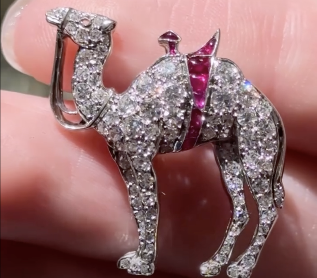 Neil Lane يعرض بروش لجمل صغير من تصميم فان كليف آند آربيل ١٩٢٣ مستوحي من الحضارة المصرية