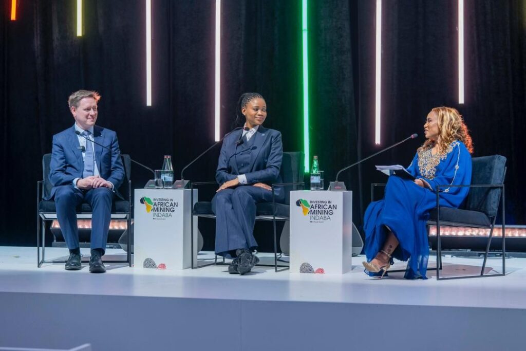 وزيرة تعدين بوتسوانا ورئيس شركة دي بيرز خلال جلسة ضمن فعاليات مؤتمر انتدابا- جنوب أفريقيا