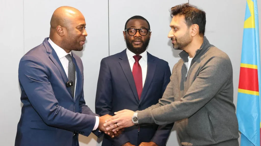 القنصل العام للجمهورية الديمقراطية مع المدير العام لشركة سمير جيمز.