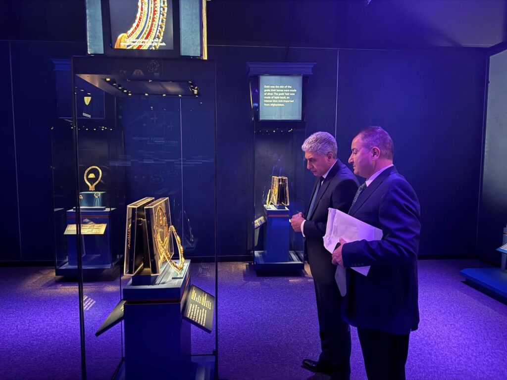 وزير السياحة المصري يفتتح معرض رمسيس وذهب الفراعنة بلندن ويضم ١٨٠ قطعة أثرية