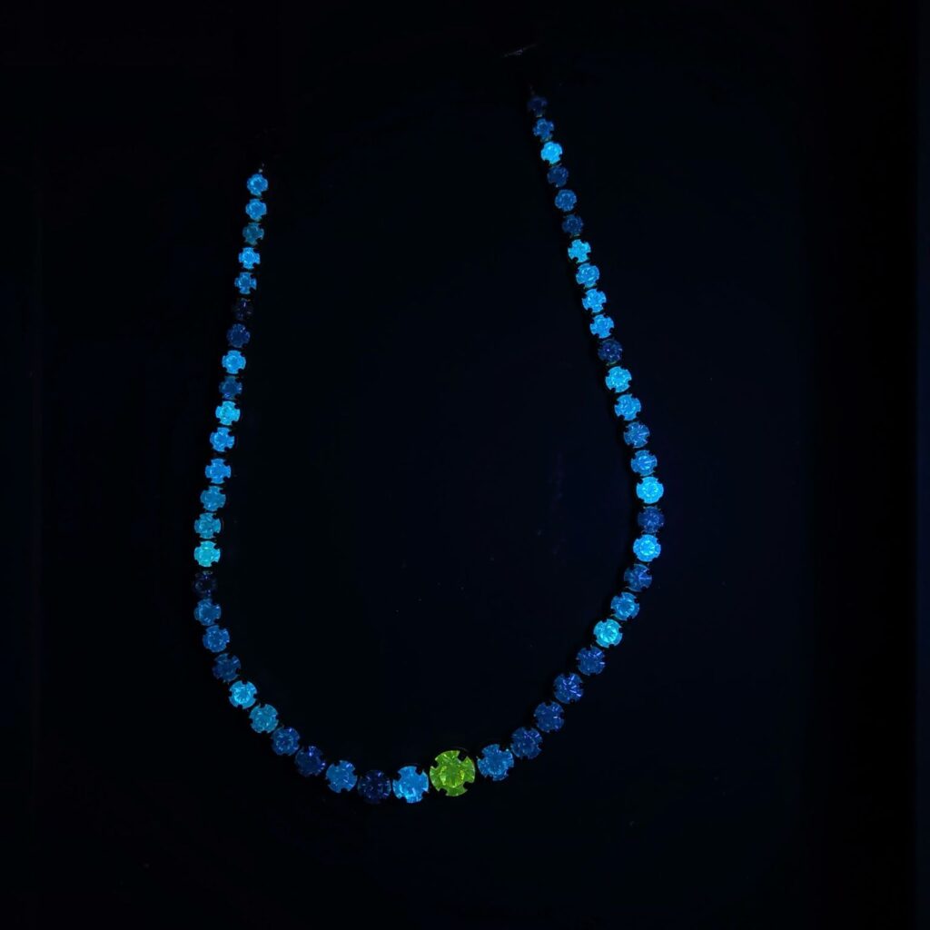 عقد ماسي مكون من أحجار طبيعية باستثناء الحجر الرئيس من الماس الصناعي الذي تم استبداله