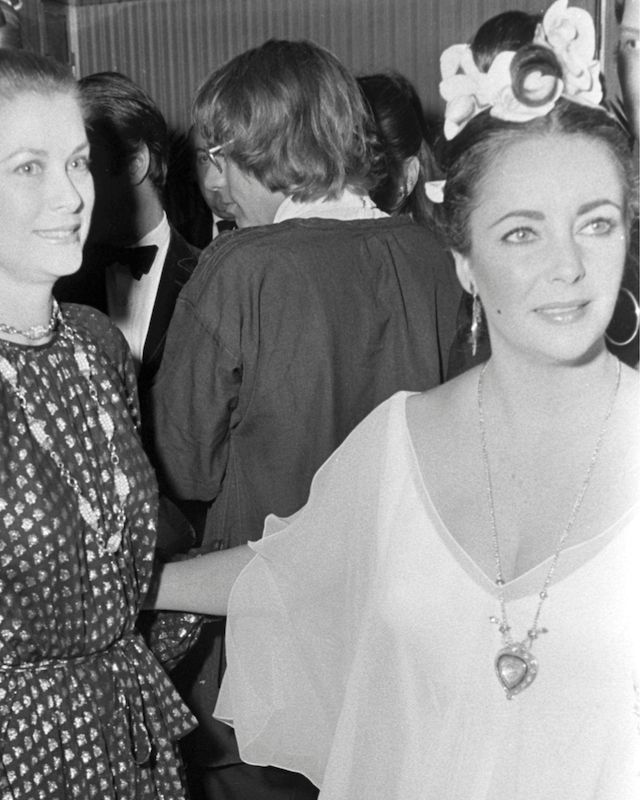 اليزابيث تايلور  ترتدي ماسة تاج محل- هدية عيد ميلادها الأربعين