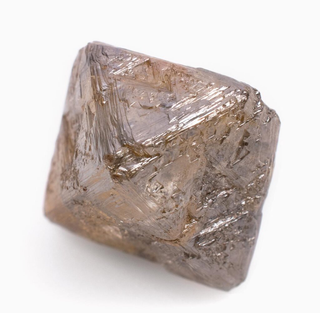 الماس الخام الطبيعي يختلف شكله تماما بعد القطع والتلميع 