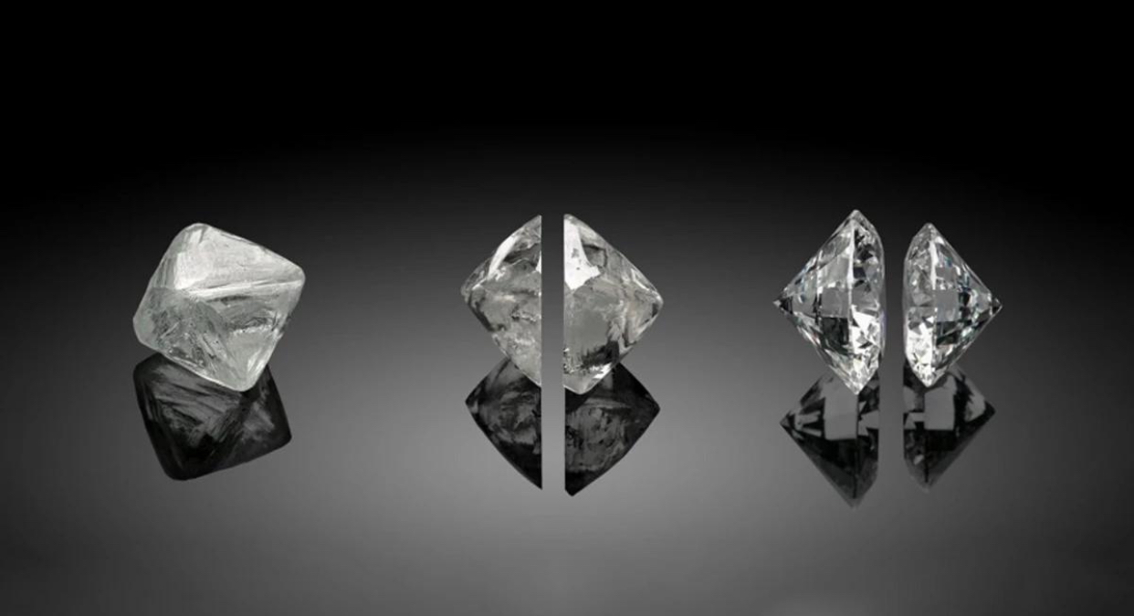 الماس بعد خروجه من الأرض يتعرض لعمليات من القطع والصقل تحوله من الخام الطبيعي إلى منتح يحمل المزيد من البريق والفخامة
