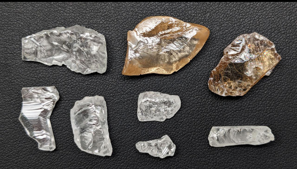 تمنح الطبيعة أشكال نادرة من حبيبات الماس على شكل منحوتات نادرة