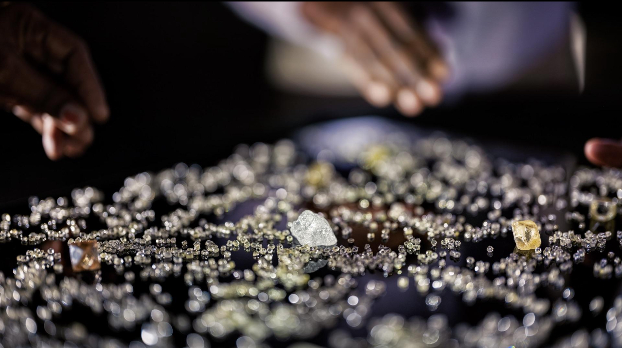 جيولوجيا الماس: يوجد الماس في الطبيعة بتكوينات ثمانية وثلاثية، لكن تمنح الطبيعة بين الحين والآخر أشكالا أقرب للمنحوتات بدون أن تتعرض لعمليات قطع وصقل. 