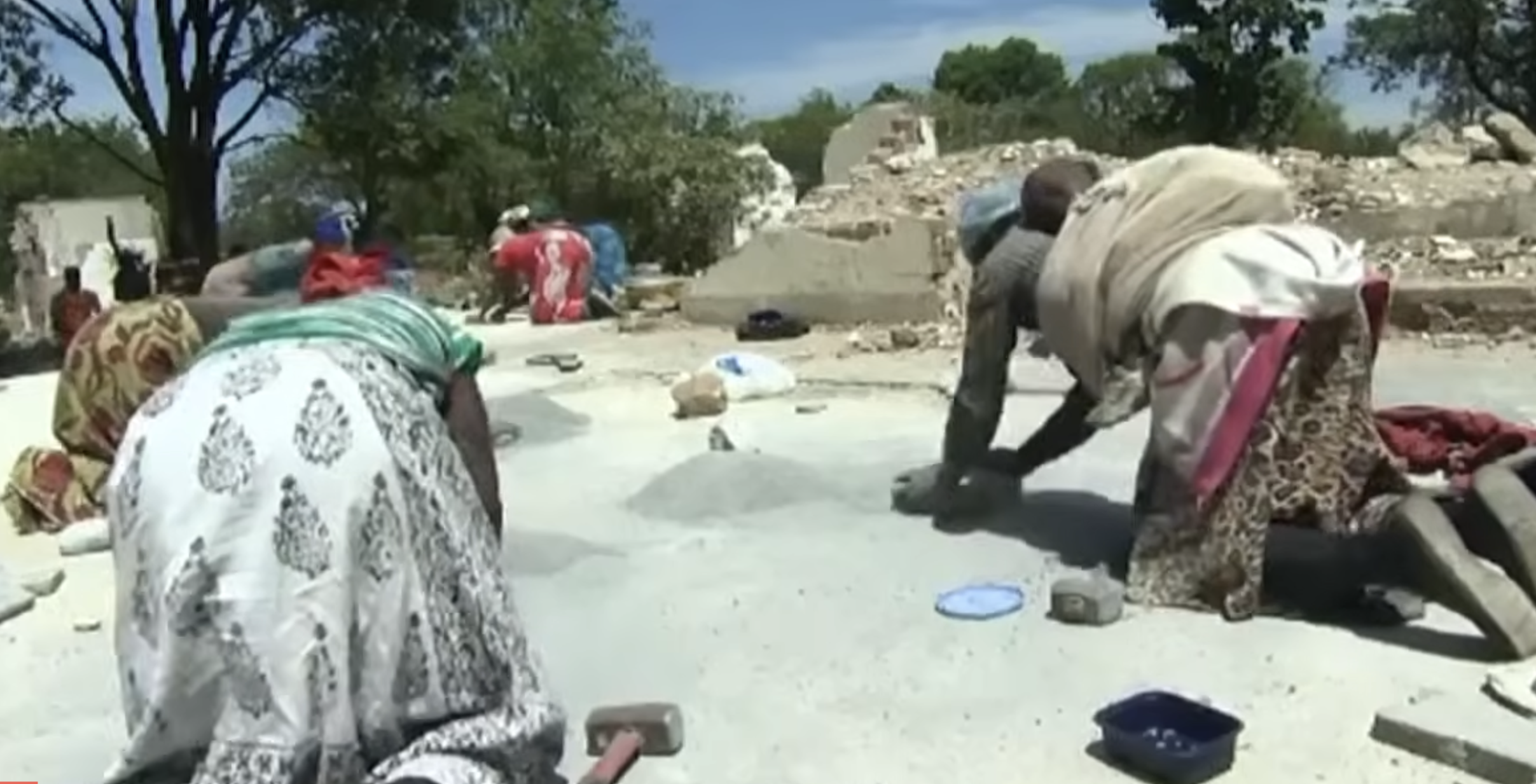 يعتمد استخراج الذهب في زيميبابوي بشكل أساسي على العمال المحليين من الحرفيين الذين يقومون بالاستخراج والطحن والاستخلاص بطرق يدوية