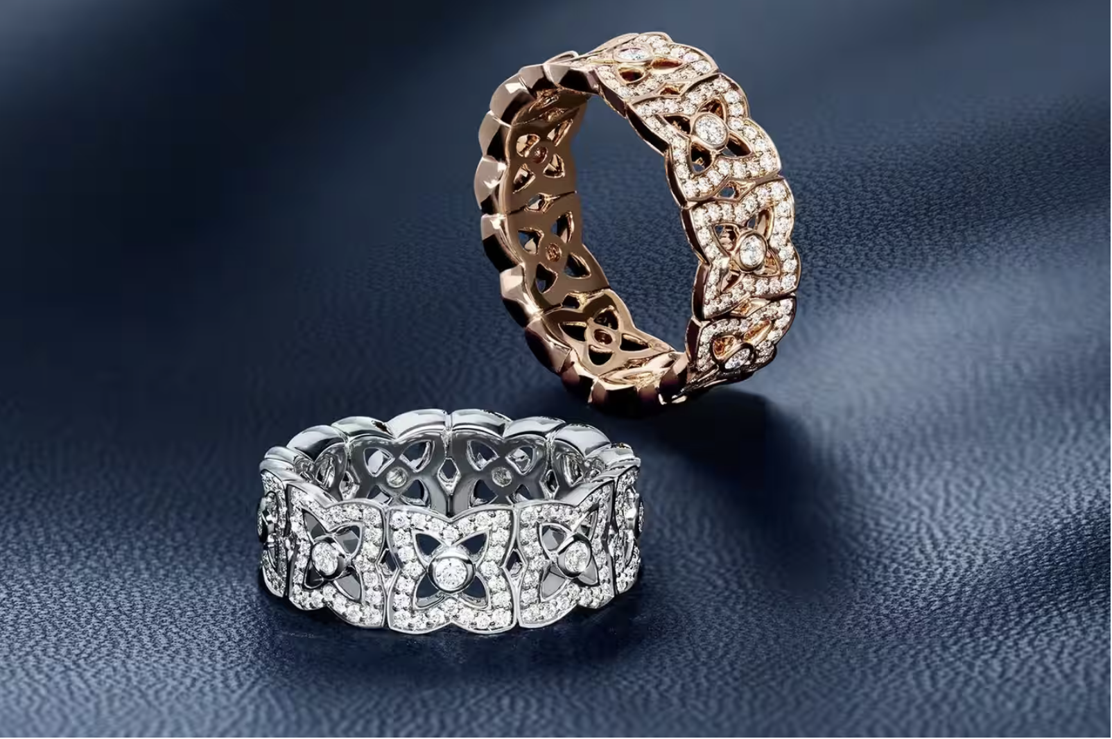 خاتم اللوتس أكثر نحافة ليمكن تنسيقه مع قطع أخرى من المجوهرات