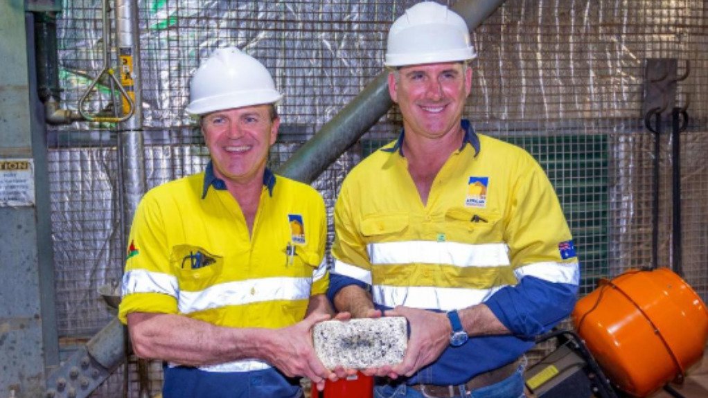 رئيس-التنفيذي للعمليات ليندون هوبكنز والرئيس التنفيذي ريتشارد هايد مع أول سبيكة ذهبية من كياكا.