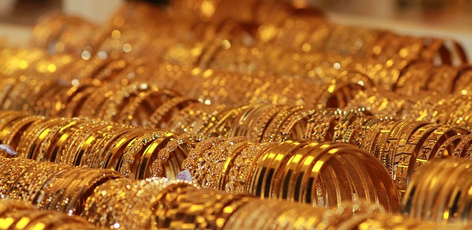 تراجع أسعار الذهب بسبب الحرب ورهانات خفض الفائدة على الدولار