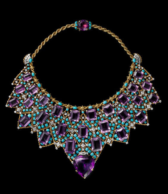 قلادة “Bib” أحد تصميمات كارتييه التاريخية