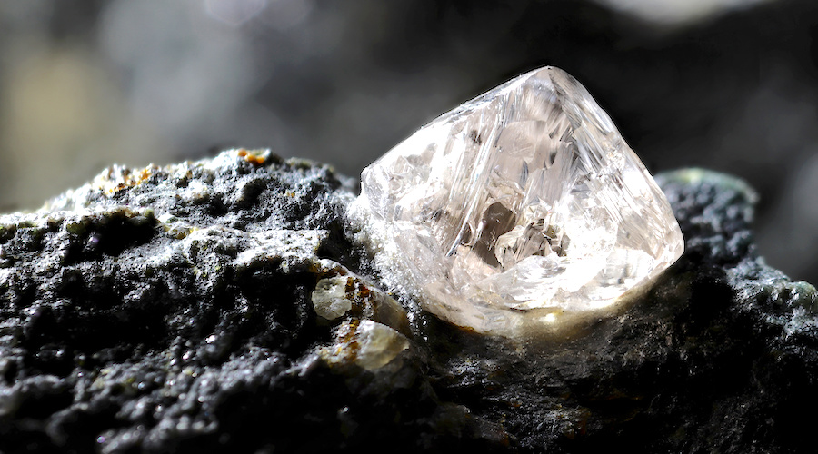 الماس الطبيعي يستخرج من باطن الأرض ويتعرض لعمليات قطع وصقل