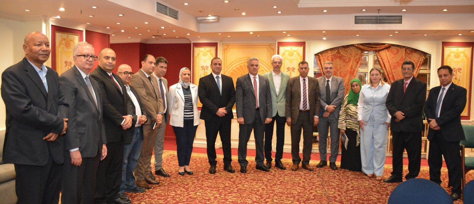 السادة الحضور: الجلسة الافتتاحية للمنتدى الدولي للمعادن والأحجار الثمينة