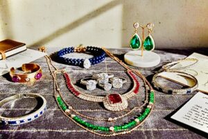 Trend vs Evergreen؟ كيف تبني دور المجوهرات العالمية محفظة مجموعاتها؟