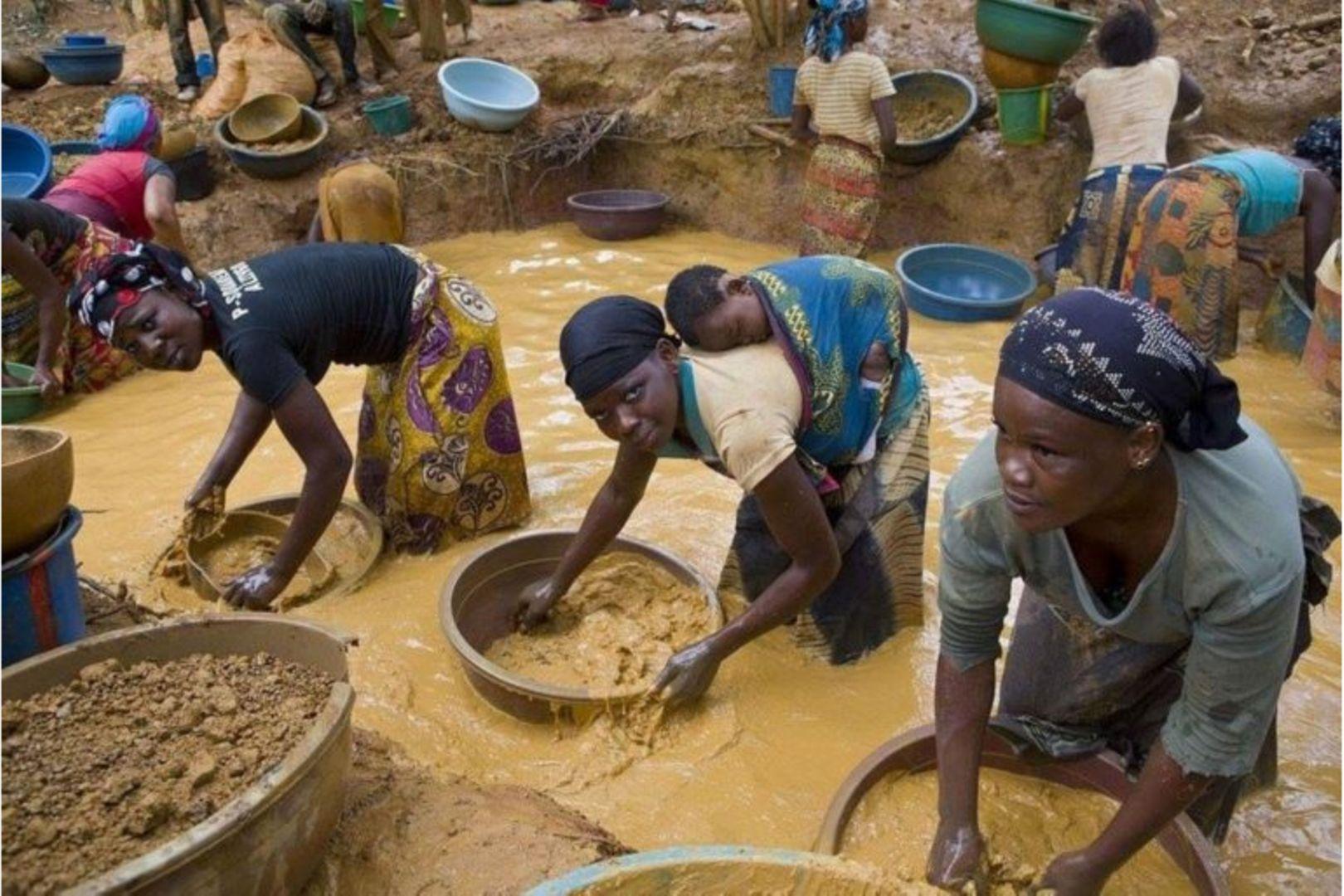 يحتل التنزانيت المرتبة الثانية كثاني أكبر مصدر للاقتصاد التنزاني بعد الذهب التعدين الأهلي للذهب في تنزانيا يشارك فيه ما يقرب من ٢ مليون شخص