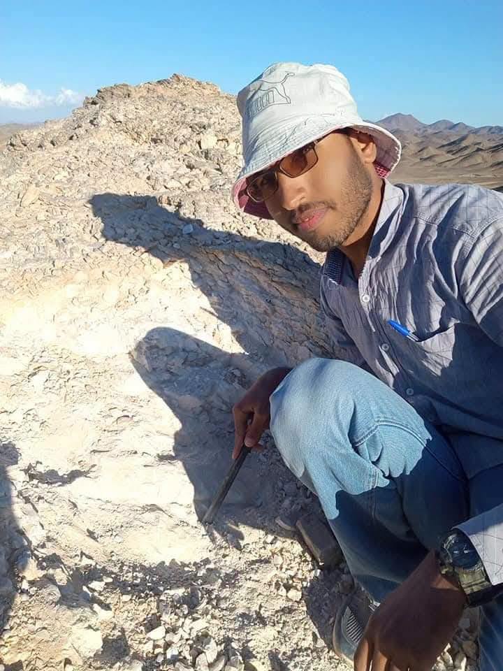 الجيولوجي المصري أحمد الطوخي، يوثق وجود شواهد لجيوب وعروق تحمل أحجار كريمة في صحاري مصرية في مواقع غير المتعارف عليها تاريخيا.