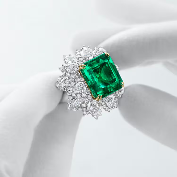 Harry wineston  يعرض الزمردة الكولومبية الاستثنائية Rockefeller-Winston Emerald، - 18.03 قيراطًا- في معرض شنغهاي