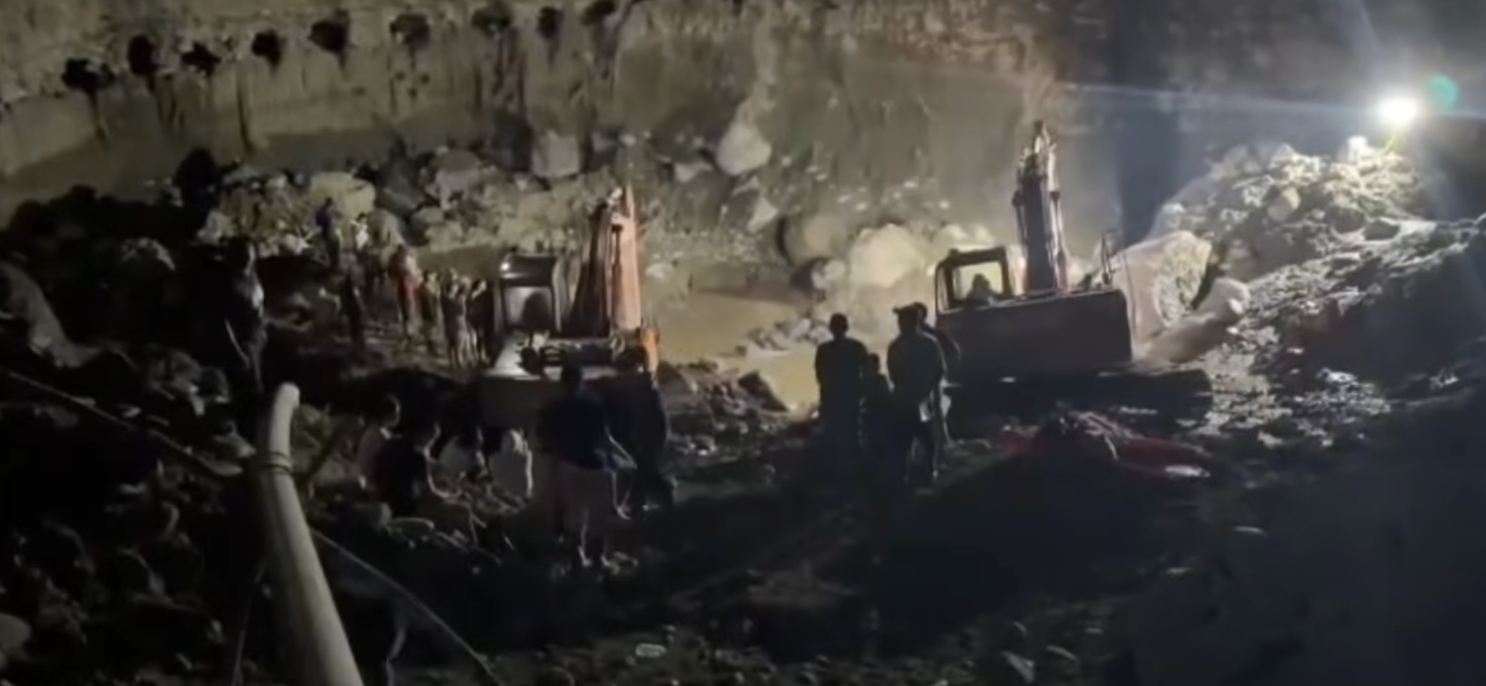 انهيار منجم للذهب في كولومبيا يعمل بآلات ميكانيكية بدون رقابة انهيار منجم للذهب في كولومبيا يعمل بآلات ميكانيكية بدون رقابة