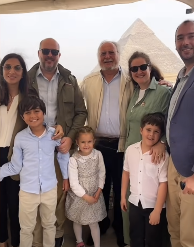 الملك أحمد فؤاد بن الملك فاروق مع ابنته الأميرة فوزية لطيفة وابنه الأمير محمد على والأبناء في زيارة للأهرامات الملك أحمد فؤاد بن الملك فاروق مع ابنته الأميرة فوزية لطيفة وابنه الأمير محمد على والأبناء في زيارة للأهرامات