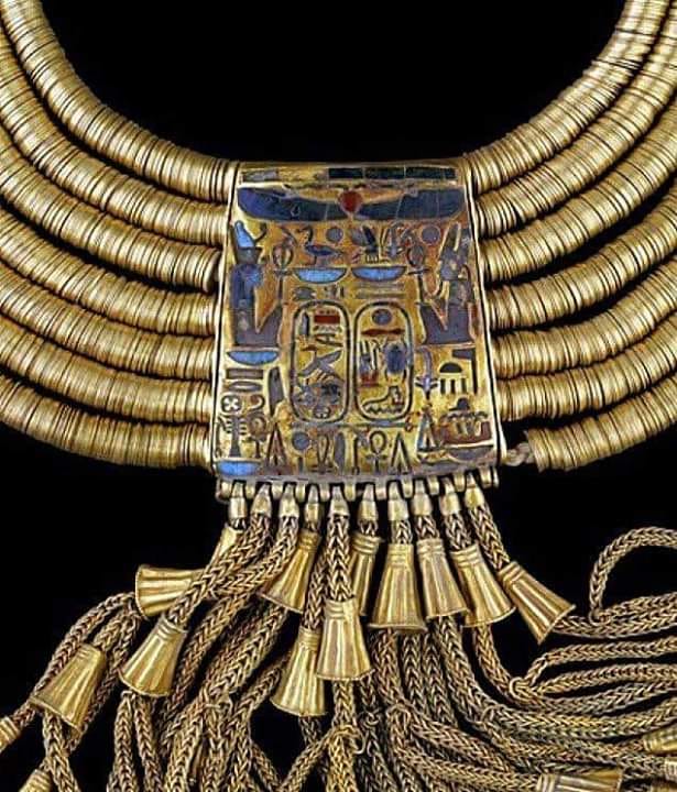 قلادة من كنز الملك بسوسنس الأول، من الذهب الخالص، ويتميز الذهب المصري القديم بدقة الصنعة والتصميم الرائع والحرفة ذات التقنيات المتقدمة 