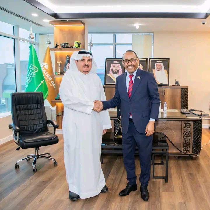 سليمان صالح العثيم رئيس شركة «مصفاة الذهب السعودية يستقبل السفير الأثيوبي في المملكة أمس. سليمان صالح العثيم رئيس شركة «مصفاة الذهب السعودية يستقبل السفير الأثيوبي في المملكة أمس.