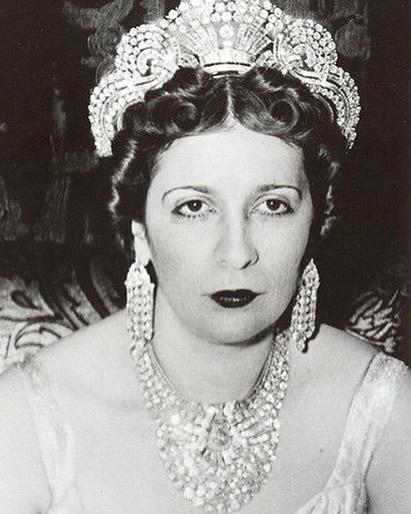 الملكة نازلي ترتدي العقد والتاج والحلق في حفل زفاف ابنتها الأميرة فوزية على شاه إيران محمد رضا بهلوي الملكة نازلي ترتدي العقد والتاج والحلق في حفل زفاف ابنتها الأميرة فوزية على شاه إيران محمد رضا بهلوي