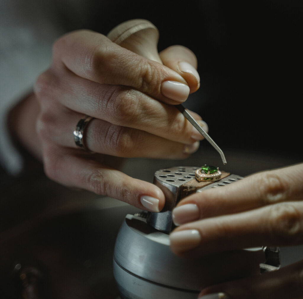 الأكاديمية تجمع خبرات صناعة المجوهرات والتعليم وتمثيل الأعمال والحفاظ على التراث التصنيعي والحرفي الإيطالي