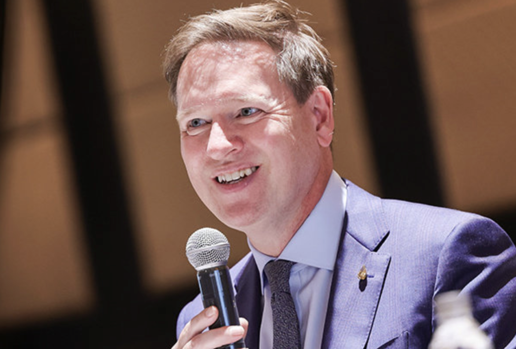 شهد آل كوك، الرئيس التنفيذي لمجموعة De Beers حفل توقيع إعلان بكين شهد آل كوك، الرئيس التنفيذي لمجموعة De Beers حفل توقيع إعلان بكين