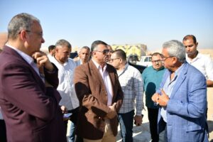 محافظ قنا يتفقد منطقة استخلاص الذهب بالعقب.. مشروع على 490 فدانًا يستوعب نحو ألفي طاحونة