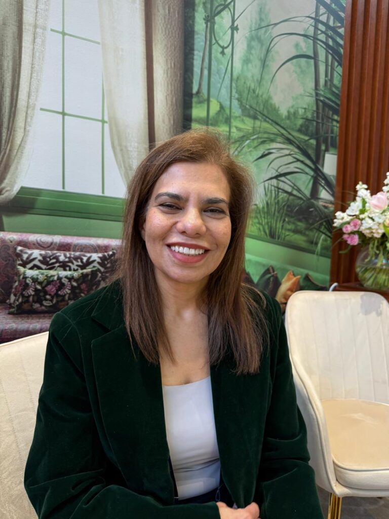نورا جمشير- رئيس معهد "دانات" البحريني للؤلؤ، عضو في مجلس الرئيس ونائبة لرئيس لجنة اللؤلؤ في الاتحاد العالمي للمجوهرات نورا جمشير- رئيس معهد "دانات" البحريني للؤلؤ، عضو في مجلس الرئيس ونائبة لرئيس لجنة اللؤلؤ في الاتحاد العالمي للمجوهرات