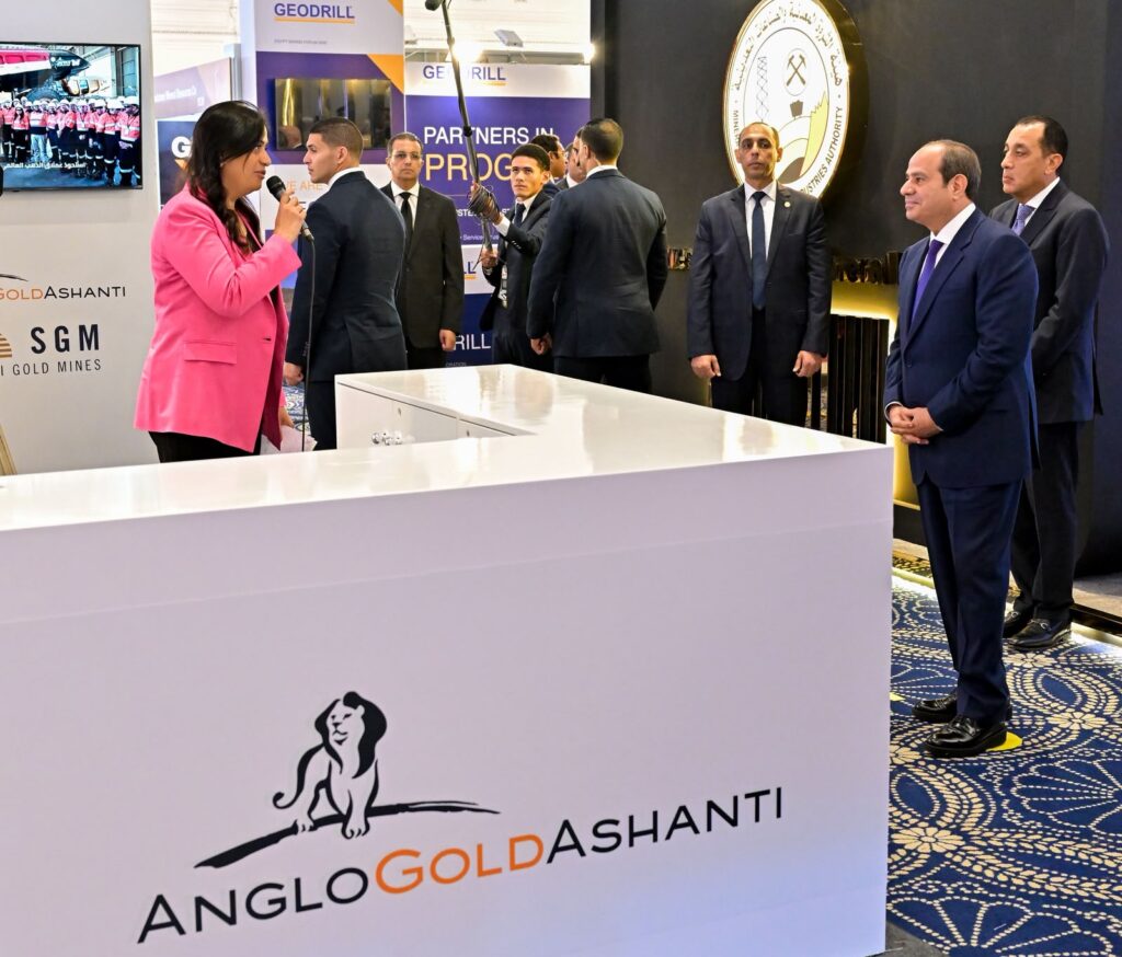 الرئيس عبد الفتاح السيسي يستمع لشرح دكتور هدى منصور عضو مجلس إدارة منجم السكري ورئيس جولد أشانتي مصر حول أعمال الشركة. الرئيس عبد الفتاح السيسي يستمع لشرح دكتور هدى منصور عضو مجلس إدارة منجم السكري ورئيس جولد أشانتي مصر حول أعمال الشركة.