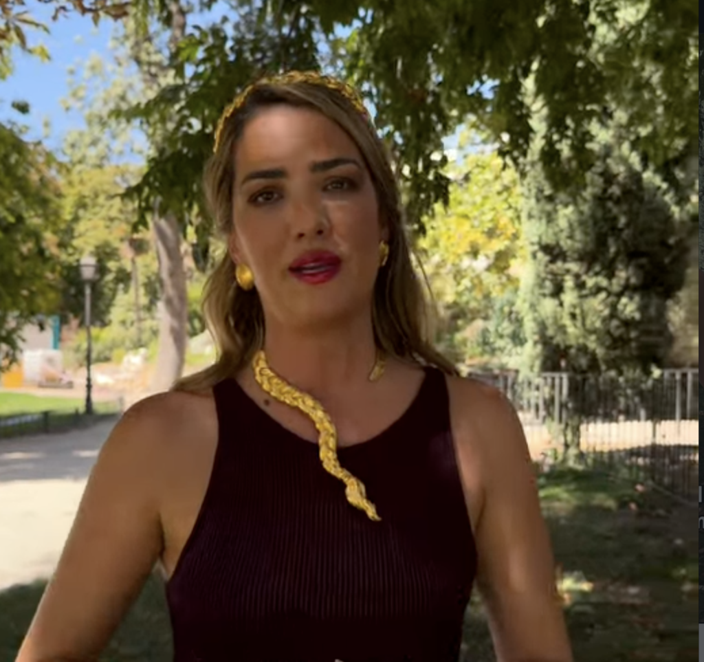 جوليا تعرض مجموعة نفرو رع، المستوحاة من ضفيرة الطفولة لابنة حتشبسوت